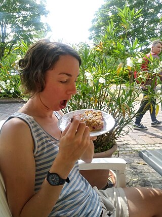 Bicultural Urbanite blogger Brianna Summers eats Streuselkuchen in Germany