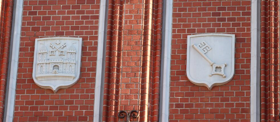 Das Rigaer und Bremer Stadtwappen am Schwarzhäupterhaus in Riga.