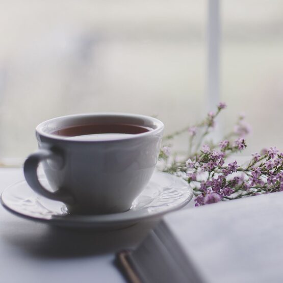 Книга, цветы и чай