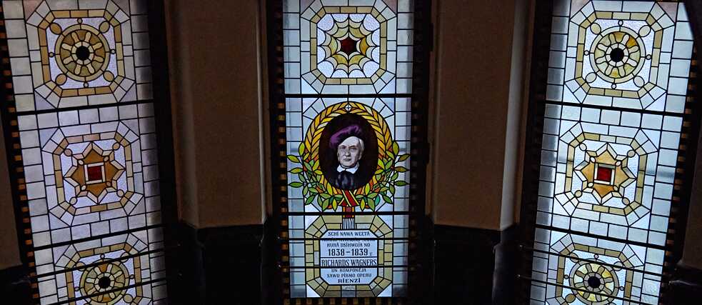 In einem Bürogebäude an der Ecke Dzirnavu und Brīvības iela erinnert eine Glasmalerei im Treppenaufgang an den dreijährigen Aufenthalt von Richard Wagner in Riga. Dort hatte einst an gleicher Stelle ein Holzhaus gestanden, in dem der junge Komponist damals wohnte. 
