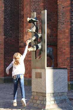 Touristen mit den Bremer Stadtmusikanten in Riga.