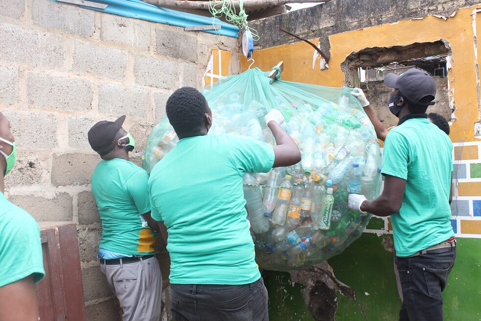 Team der African Cleanup Initiative beim Abwiegen von Kunststoffen