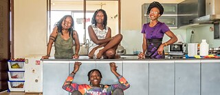 La famille d'Arya se rassemble dans la cuisine.