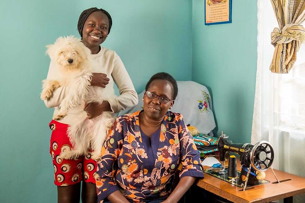 Lucy et sa "fille" avec leur chien