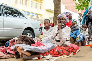Mary und ein Mitglied ihrer auf der Straße lebenden Familie