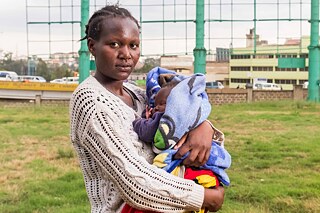 Mary mit ihrem zwei Monate alten Kind auf dem Arm