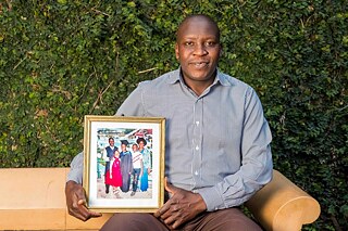 Philip hält das Bild seiner Familie in den Händen