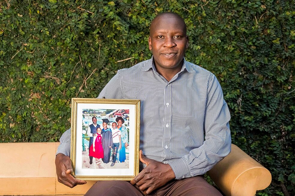 Philip hält das Bild seiner Familie in den Händen