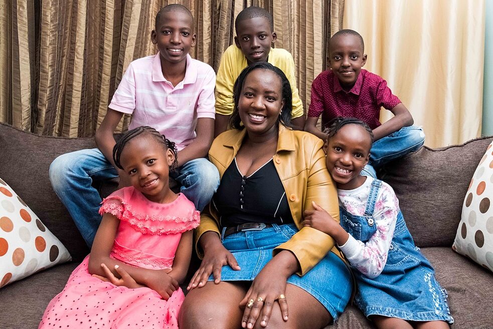 Zainabu, ses trois enfants et d'autres enfants de sa famille
