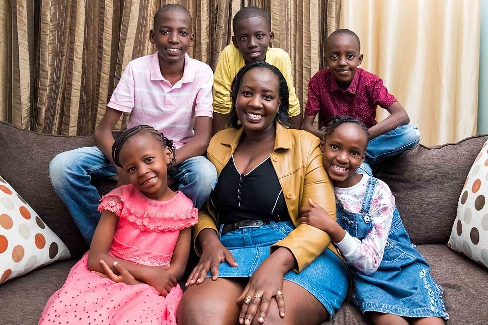Zainabu, ses trois enfants et d'autres enfants de sa famille