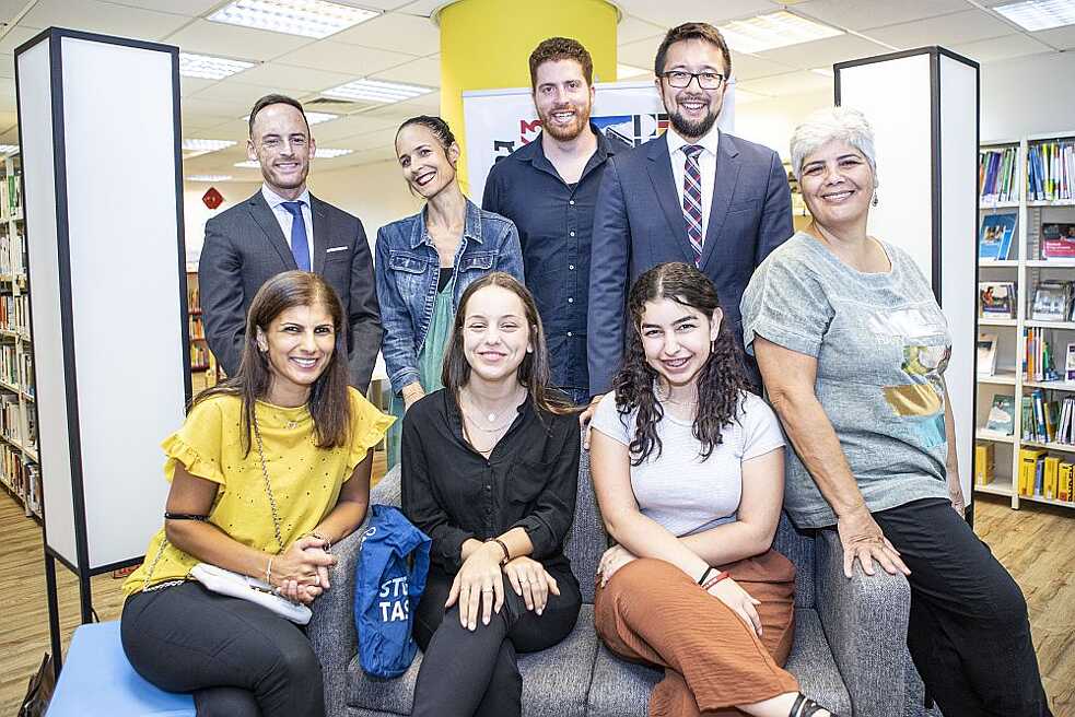 בשורה העליונה משמאל לימין : ארנו מיטרדורפר (פורום תרבות אוסטרי),  יעל וילר (שגרירות שוויץ), הזוכה זיו שפירא, ריכרד האיאטו יאמאטו (שגריות גרמניה), הזוכה טליה ילוז,  בשורה ההתונה משמאל לימין: ליאורה אללי (משרד החינוך), הזוכות נעמה מונטה ארד ותמרה קרייטלר