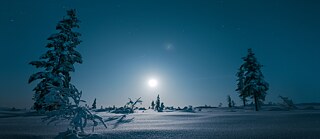 Et snødekt landskap om natten