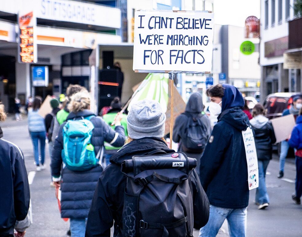 Протест «Пятницы во имя будущего» в Германии: дискуссии на тему того, что является фактом, а что нет.