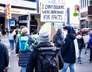 Ein "Fridays for Future"-Protest in Deutschland: Die Polarisierung darüber, was eine Tatsache ist und was nicht, scheint auf einem Allzeithoch zu sein © Foto: Mika Baumeister / Unsplash Ein "Fridays for Future"-Protest in Deutschland: Die Polarisierung darüber, was eine Tatsache ist und was nicht, scheint auf einem Allzeithoch zu sein