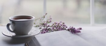 Книга, цветы и чай 