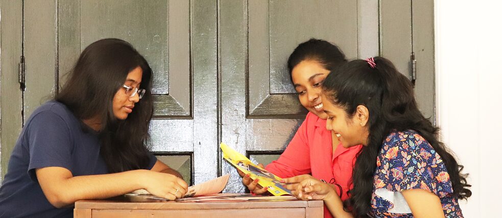 Schülerinnen in Colombo