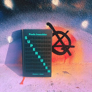 Paula Irmschlers roman Superbusen foran en væg med graffiti. © © Ditte Hermansen Paula Irmschler: Superbusen