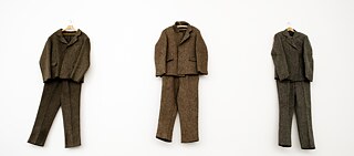 Filzanzug (Traje de fieltro) de Beuys (1970) en la Nueva Pinacoteca de Múnich se exhibió en la muestra Ich bin ein Sender. Multiples von Joseph Beuys (Yo soy un emisor. Misceláneas de Joseph Beuys), 2014. 