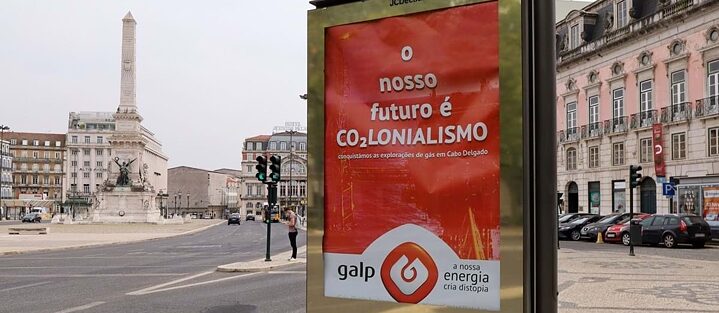 Affiche qui dit : "Notre avenir, c'est le "CO2LONIALISME"", à partir du 1er avril 2021 à la Praça dos Restauradores à Lisbonne. 