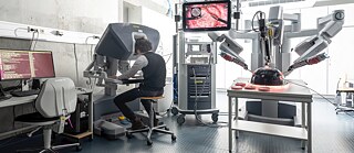 Хирургический робот «da Vinci»: слева человек оперирует в виртуальном пространстве, справа роботизированные руки с дистанционно управляемыми инструментами – здесь их испытывают на модели.