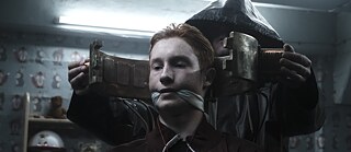 DARK - Eric Oberndorf sitzt gefesselt und geknebelt im Bunker, dahinter eine dunkle Gestalt die 