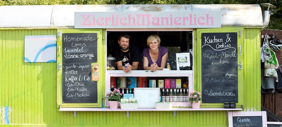 還有甚麼比得上一杯冰鎮果汁汽水，然後坐在陽光下放鬆身心？ZierlichManierlich咖啡站團隊。