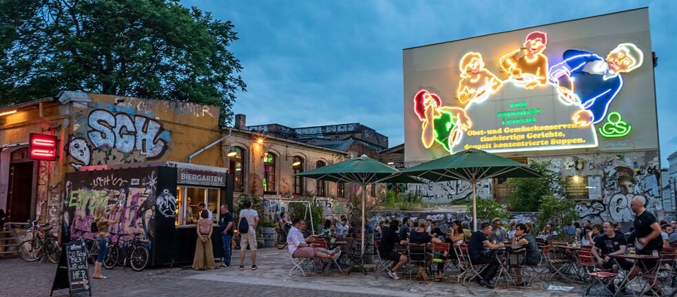 Auf der Karl-Liebknecht-Straße finden sich zahlreiche Cafés, Restaurants und Kneipen zum abendlichen Flanieren. 