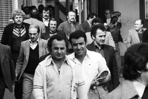 Gastarbeiter aus der Türkei beenden ihre Schicht im Ford-Werk in Köln, Westdeutschland, 1979.