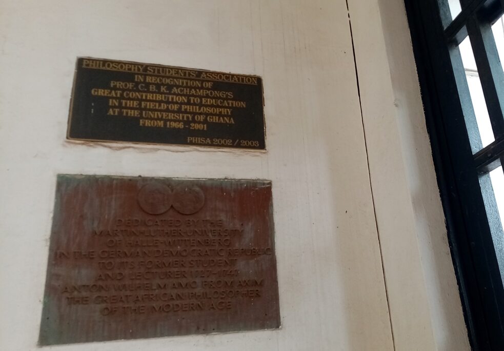 Latitude – A plaque in front of the Department of Philosophy at the University of Ghana commemorates the transnational history of Anton Wilhelm Amos at the University of Halle-Wittenberg.