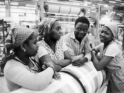 Junge Arbeiter*innen aus Kuba und Mosambik im VEB Textilwerk in Neugersdorf.