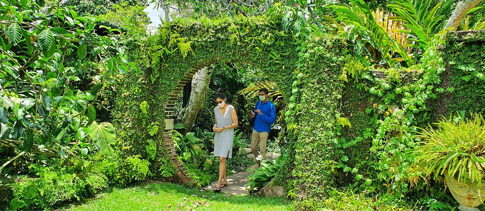 Direkt im Anschluss an seine zweiwöchige Quarantäne besuchte Omer Wasim die Lunaganga Gärten und Bevis Bawas 'Brief Garden'.