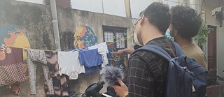 Das Community Projekt We Are From Here und Omer Wasim während eines Spaziergangs durch Slave Island (Kompannavidiya).