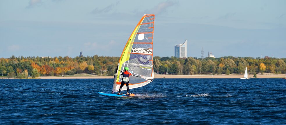 Ayrıca Cospuden Gölü'nde olduğu gibi Leipzig'de sörf de yapabilirsiniz.