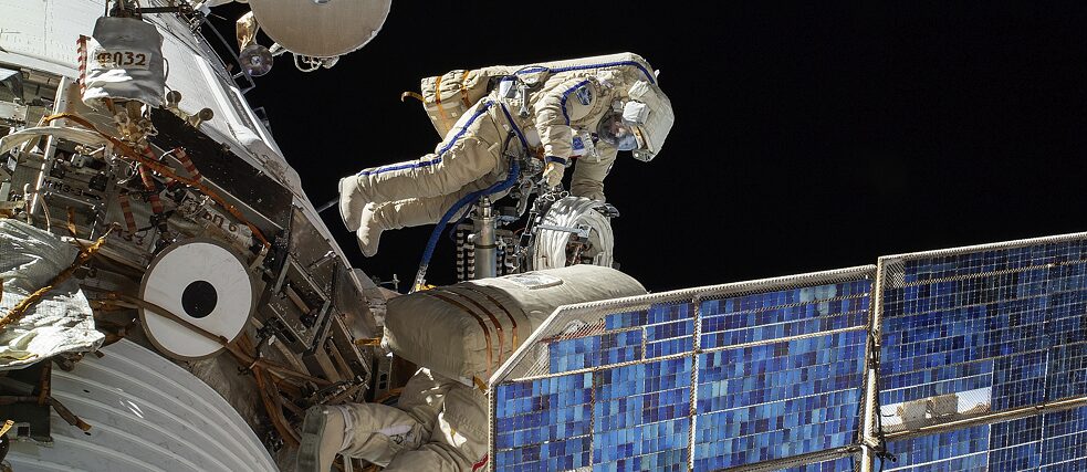 Zwei Kosmonauten montieren die Icarus-Antenne an der Außenseite der International Space Station (ISS).