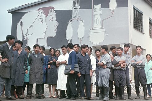 Vietnamesische Praktikant*innen vor dem VEB Berlin-Chemie, wo sie im Jahr 1971 geschult wurden. Vietnamesische Arbeiter*innen stellten die größte Gruppe von Arbeiter*innen aus der sozialistischen Welt in der DDR dar.