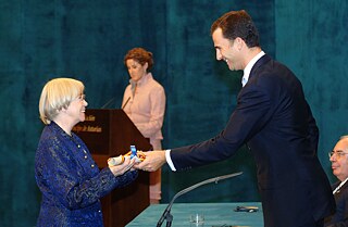 Jutta Limbach, die damalige Präsidentin des Goethe-Instituts, nimmt die Auszeichnung am 21. Oktober in Oviedo entgegen.