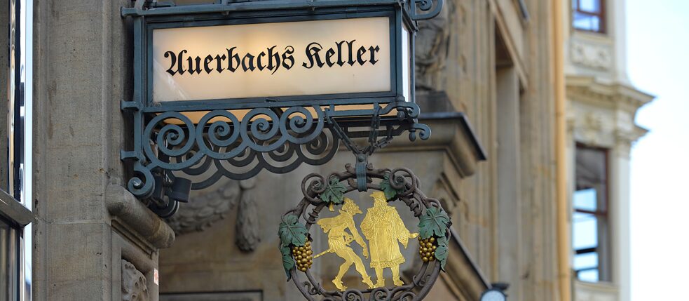 Johann Wolfgang von Goethe က Auerbachs Keller သို့လာလေ့ရှိသည်သာမက ဖောက်စ် (Faust) ပြဇာတ်တွင်လည်း ဝိုင်အရက်ဆိုင်အဖြစ် ထည့်သွင်းခဲ့သည်။ 