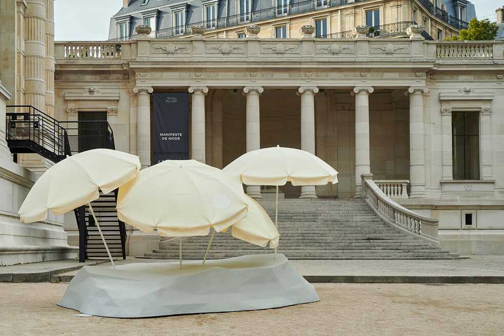Ayzit Bostan's installation “Parasol” at Palais Galliera. 