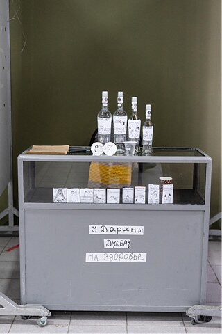 ダリナ・マナスベク、《Shop》、インスタレーション、写真：Aysalkyn Adysheva