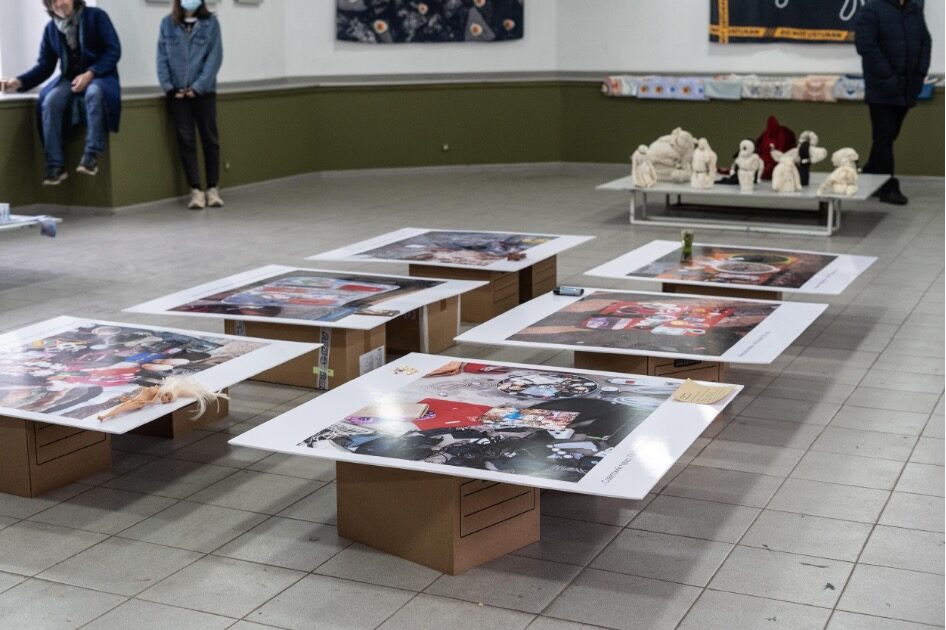 展示風景、中央：イェレナとビクター・ボロビエフ、《バザール》、インスタレーション、写真：アイサルキン・アディシェヴァ