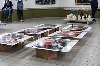 展示風景、中央：イェレナとビクター・ボロビエフ、《バザール》、インスタレーション、写真：アイサルキン・アディシェヴァ