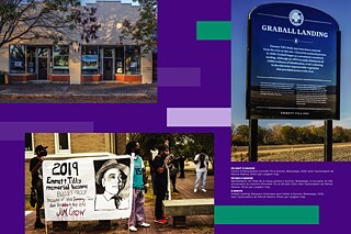 EN HAUT À GAUCHE : Centre d'interprétation Emmett Till à Sumner, Mississippi, 2020; <br><br>EN BAS À GAUCHE : Manifestation de l'État de la Cause perdue à Sumner, Mississippi, à l'occasion du 65e anniversaire du meurtre d'Emmett Till, le 28 août 2020; <br><br>À DROITE : Graball Landing, Marqueur historique pare-balles à Sumner, Mississippi, 2020. 