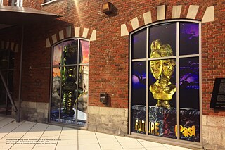 Quentin VerCetty. Installation de Missing Black Technofossil Here à la Maison de la culture Claude Léveillée, Montréal, dans le cadre de ISEA, 2020.