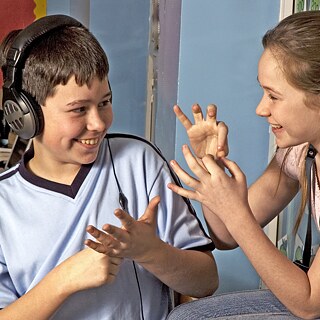 zwei Kinder im Gespräch