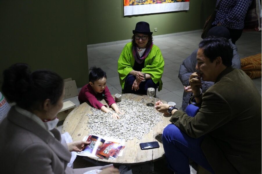 ゴシア・ ビチック、《I wanted to be an artist – but I sell sunflower seeds》、インタラクティブなインスタレーション、写真：ムラトベック・ジュマリエフ