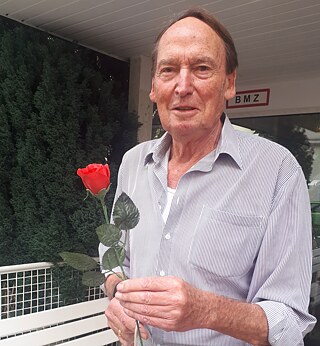 Die verwanzte Plastikrose aus der DDR-Botschaft hat Institutsleiter Jochen Bloss aufbewahrt.