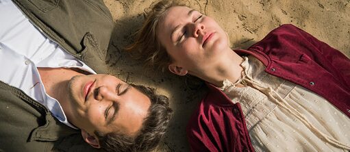 Hello Again - Ein Tag für Immer, Szenenbild: eine Frau und ein Mann liegen im Sand