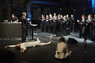 Komponist Sven Helbig, das Ensemble und der Opernchor des Deutschen Nationaltheaters Weimar.