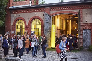 Zwischen den Veranstaltungen diskutiert das Publikum fleißig weiter.