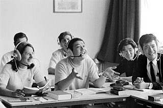 Im sogenannten Sprachlabor konnten die Schüler*innen über Kopfhörer Sätze auf Deutsch anhören, mit dem Mikrofon ihre eigenen Versuche aufzeichnen und mit dem Original vergleichen. Den Kursteilnehmer*innen am Goethe-Institut Murnau macht diese Form des Lernens 1969 viel Spaß. 